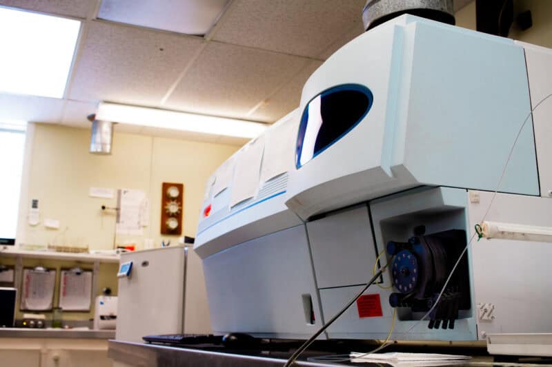 A photo of the spectrometer, a high-tech machine that allows us to quantify the amount and type of metals and additives present in a sample of oil or fuel.